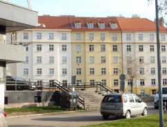 pri plaveckom bazéne