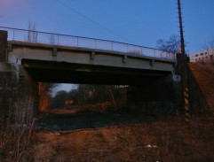 železničná trať pod mostom