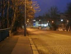 cesta pri moste nad železnicou