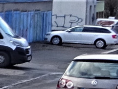 pred domom MUDr. Melíška