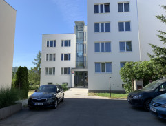 pred panelákom Havránkových