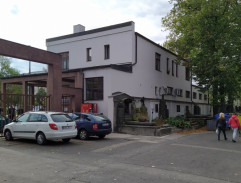 pred správnou budovou cintorína