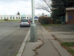 pred domom Báňových rodičov