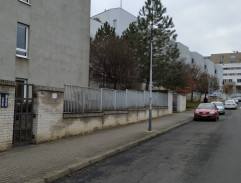 pred domom Pikolovcov