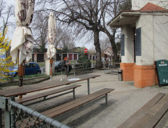 pri východe z hostinca