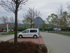 parkovisko pred firmou