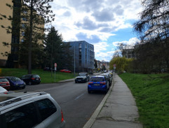 pred Harmanových panelákom