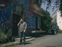 pred klubom Gumová hlava