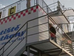 riadiaca veža na letisku