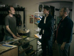 v obchode s hudobnými nástrojmi