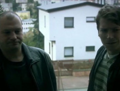 pred dverami domu dohadzovačky