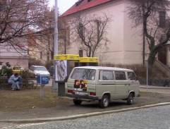 Pri telefónnej búdke