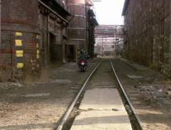 Továreň s koľajnicami