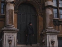 U dveří domu Wayna