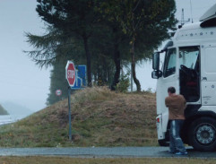 pri autobusovej zastávke