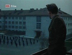 Mazák Kony na balkoně v kasárnách Stříbro