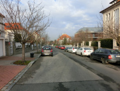 Auta odjíždějí ulicí.