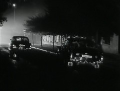 Auta odjíždějí ulicí.