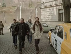 pred budovou Federálnej vlády