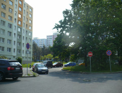 Vaněrka vyjíždí od domu a nabourá do vozu VB