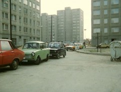 Vaněrka vyjíždí od domu a nabourá do vozu VB