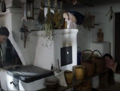 Maruška přikládá do kamen