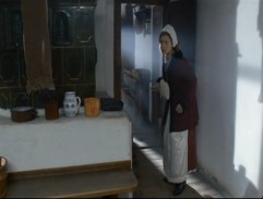 Květa přikládá do kamen