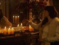 Královna Vilma u zrcadla