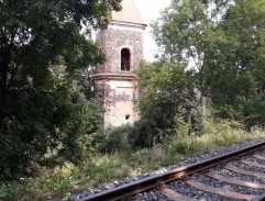 zrúcanina pri železničnej trati