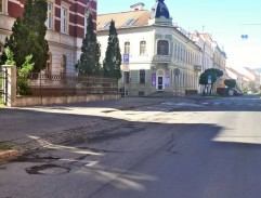 pred budovou Slovenskej národnej rady