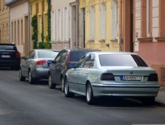 pred Milošovým domom 2