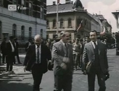 pred budovou Slovenskej národnej rady