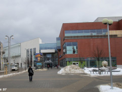 Před obchodním domem