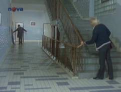 Na chodbě u schodů