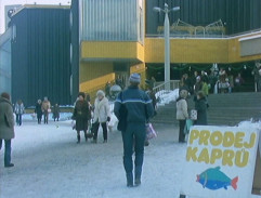 Před obchodním domem