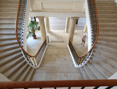 Lokajové na schodišti