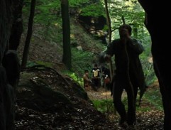 Ignác leze do jeskyně