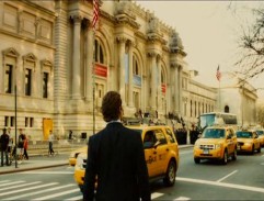 Eddie přechází ulici