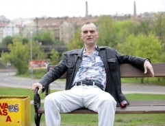 Recepční sedí na lavičce v parku