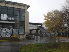 pred vlakovou stanicou