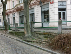 pred módnym salónom