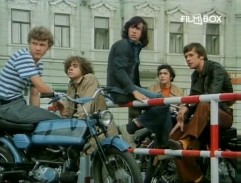 Kluci čekají před školou