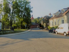 Listonoš běží ulicí