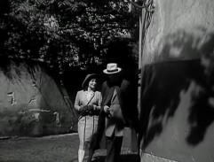 Erna a profesor přicházejí ke gymnáziu