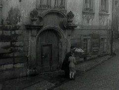 Profesor a Erna jdou ulicí