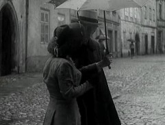 Před profesorovým domem