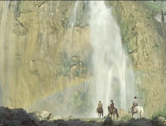 Bandité projíždí kolem Padajících vod