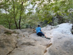 Sam Hawkins střílí na znamení Utahům. 