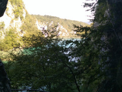 Bandité vstupují do jeskyně