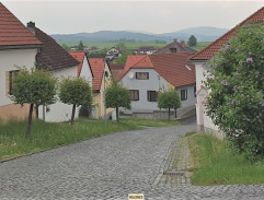 pred domom Mukových rodičov